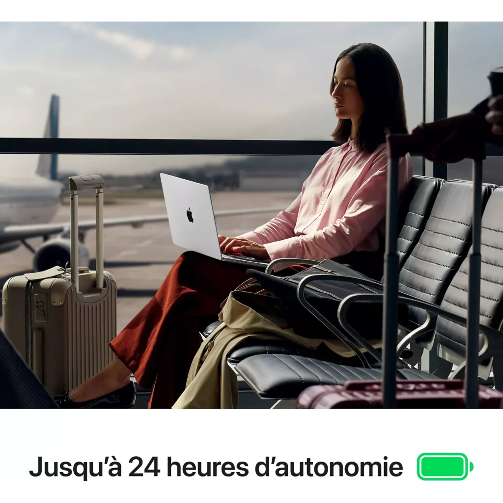 Femme travaillant sur un MacBook Pro dans un aéroport, illustrant l'autonomie jusqu'à 24 heures des ordinateurs portables Apple.